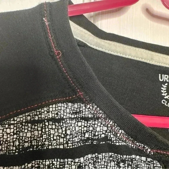 Urbanology T-Shirt Buttons Front Pocket Stripes Black & White Size  Medium - Picture 2 of 16